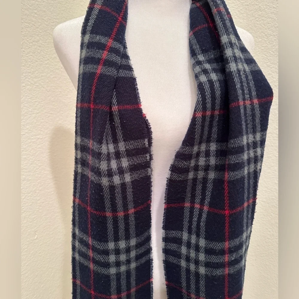 MEN OR WOMEN BURBERRYS NAVY BLUE SCARF 100% LAMBSWOOL​​​​​​